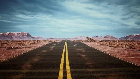 驾驶美国:壮观的日落驾驶拍摄沿着孤独的道路在美国沙漠