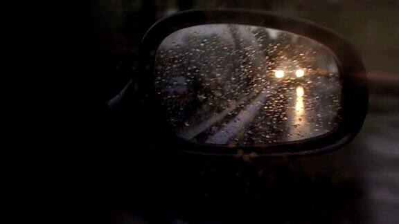 雨滴落在汽车侧面的后视镜上特写镜头