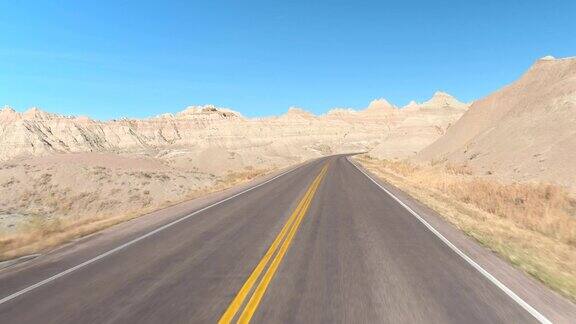 沿着空旷的道路穿过风景优美的沙漠