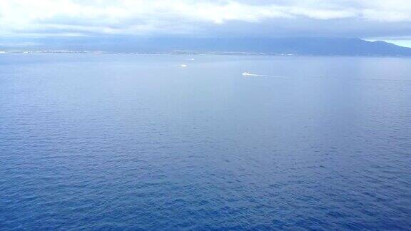 毛伊岛海岸外的广阔海洋