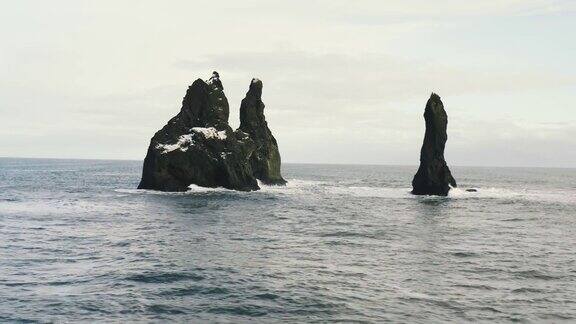 Reynisfjara黑沙滩上巨魔脚趾的航拍镜头冰岛维克的Reynisdrangar山脉