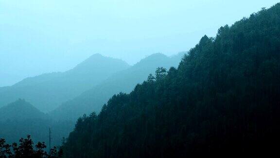 山区雾蒙蒙大雨