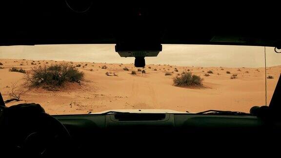 在撒哈拉沙漠开越野车