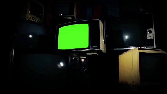 绿色屏幕的旧电视机和许多坏掉的老式电视机放大4k