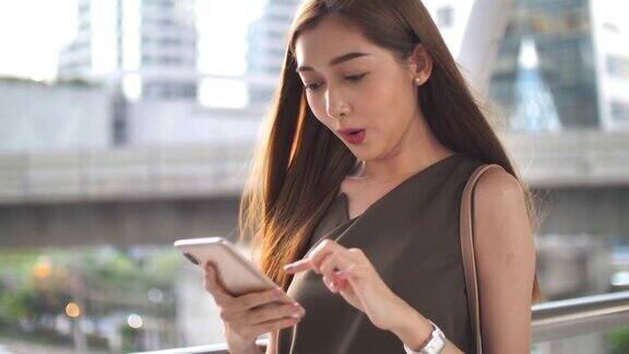 亚洲快乐女人使用智能手机