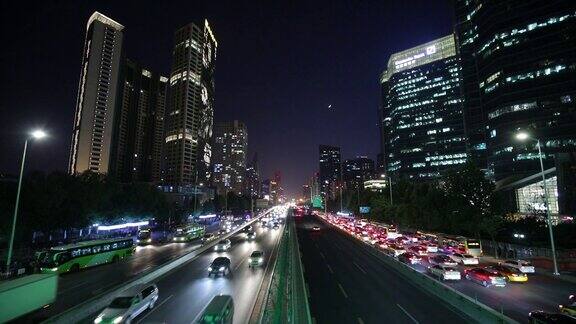 晚上在北京街道上行驶的汽车