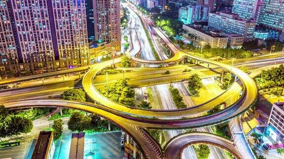 夜间广州市中心十字路口的交通繁忙