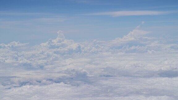 鸟瞰美丽的云从飞机窗口看