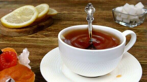 用白瓷杯泡好茶加入两粒砂糖用茶匙搅拌