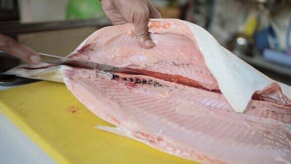 日本厨师准备新鲜的鲑鱼