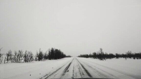 在芬兰的雪地上开车