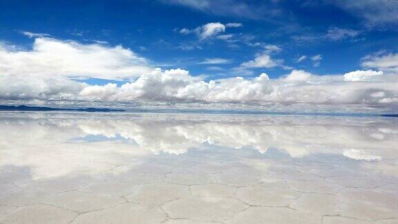 乌尤尼盐湖有一层薄薄的水