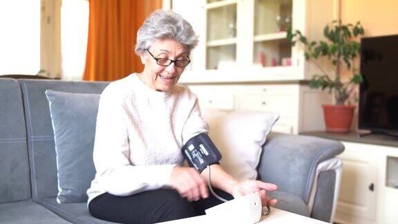 老年妇女在家测量血压
