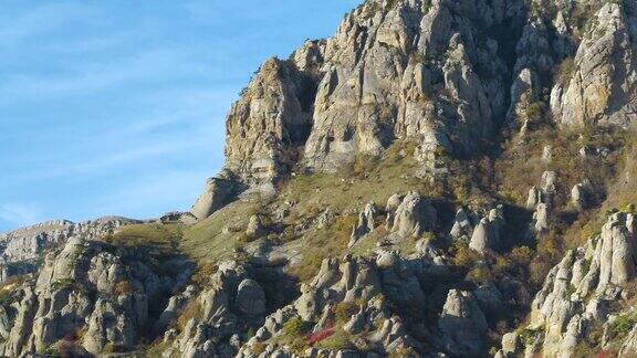 在蓝天下岩石斜坡上的山径射杀欧洲岩石的美妙景色