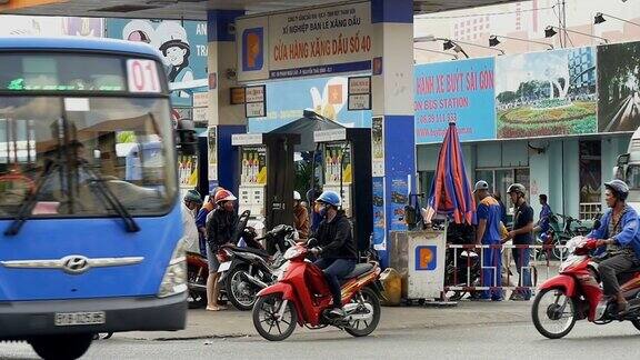 胡志明西贡越南-2015:汽油价格为亚洲加油站加油
