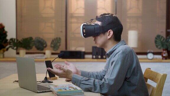 年轻人使用虚拟现实头盔在家工作