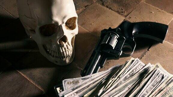 头骨附近有钱和一把左轮手枪犯罪