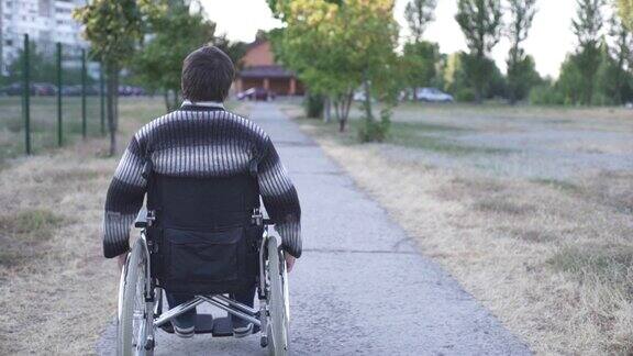 一个残疾人在公园里散步