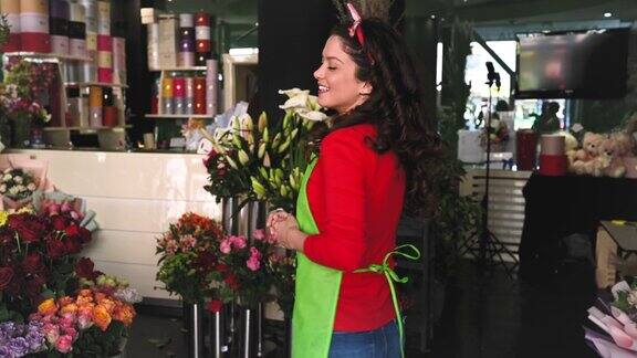 花店店主开门迎宾欢迎顾客前来选购鲜花