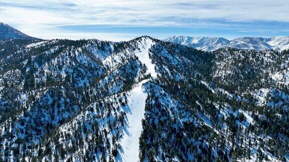 鸟瞰山地滑雪场冬季美景尽收眼底