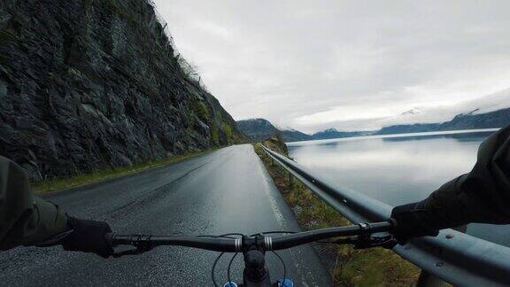 视角:挪威峡湾旁的POV山地自行车
