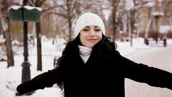 快乐的女孩在冬天的公园里纺纱