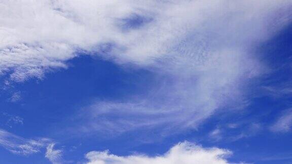 延时移动的云在晴朗的蓝天之上