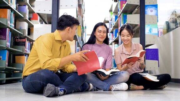 一群年轻学生在大学图书馆讨论学习