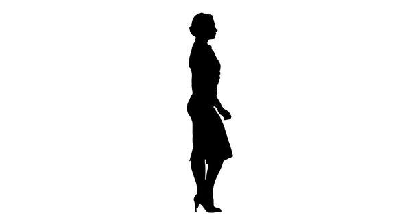 剪影美丽的年轻商务女性穿着正装走路