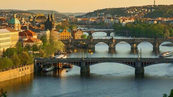 平移拍摄延时:伏尔塔瓦河上的空中桥梁捷克共和国布拉格