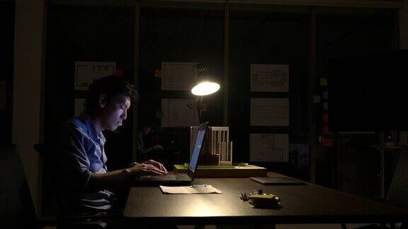 在办公室用笔记本电脑努力工作到深夜的员工商务人员加班工作放松是不够的
