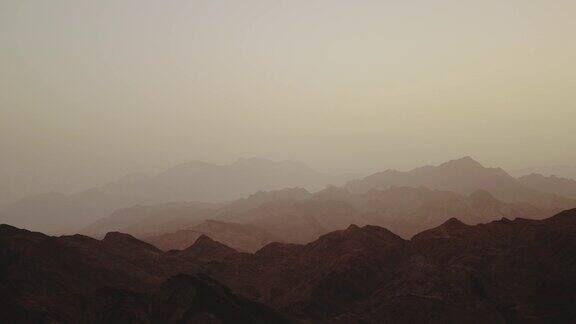 惊人的日落在埃及西奈山脉西奈沙漠山峰平缓慢镜头4k