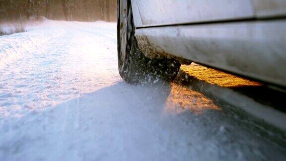SLOMO车辆行驶在积雪的乡村道路上