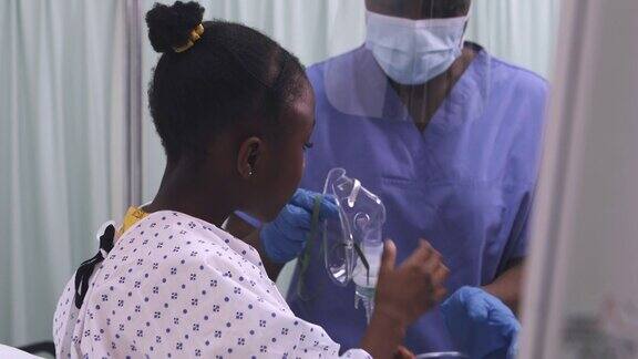 护士在医院用医用呼吸机协助病童呼吸