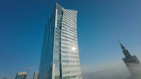 第一人称无人机飞行观看现代城市景观与高大的玻璃摩天大楼在云