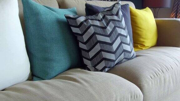 现代客厅里彩色枕头沙发