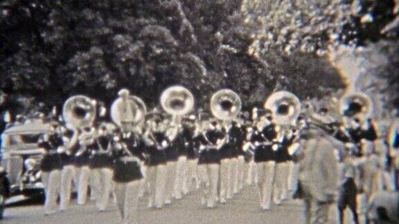 1937年:军乐队在大号手的吹奏下游行