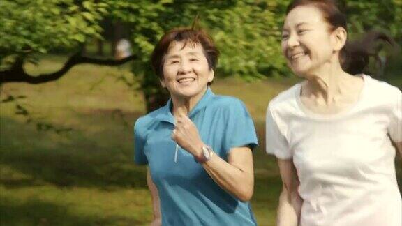在代代木公园跑步的老年妇女