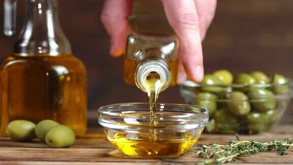 在一个玻璃碗里倒入橄榄油