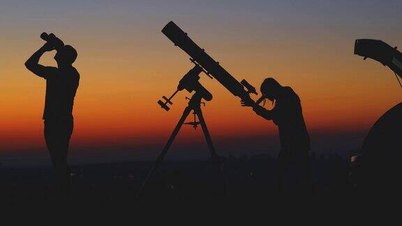 用天文望远镜观察星空
