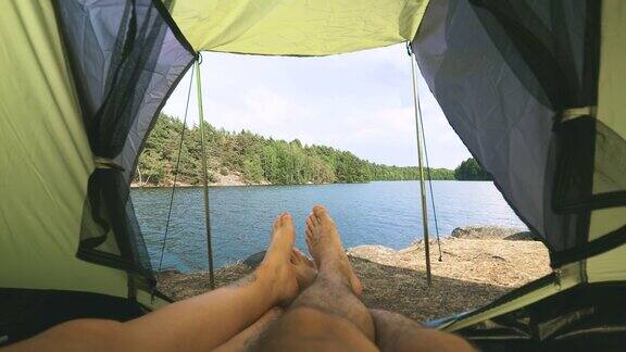 一对夫妇在瑞典湖边的帐篷里露营