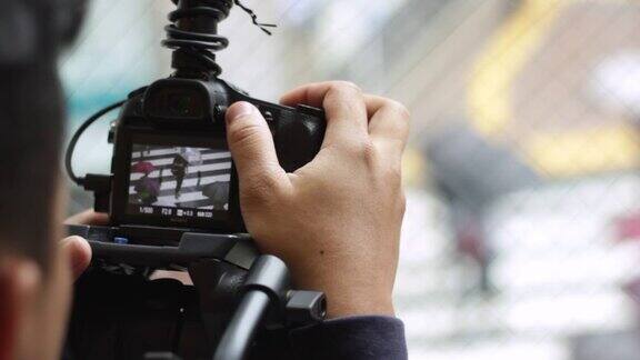 照片记录人们过马路在日本的相机
