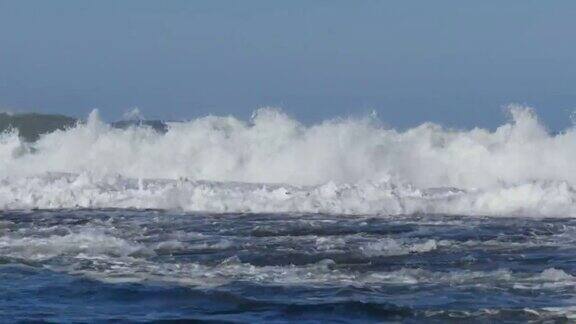海浪蓝色的天空海水和白色的海浪