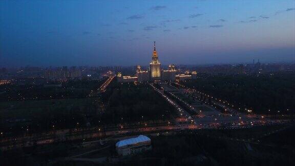 俄罗斯日落之夜莫斯科卢日尼基体育场麻雀山城市景观空中全景4k
