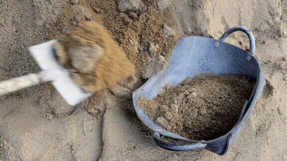 工人们挖沙子用于建筑和录像