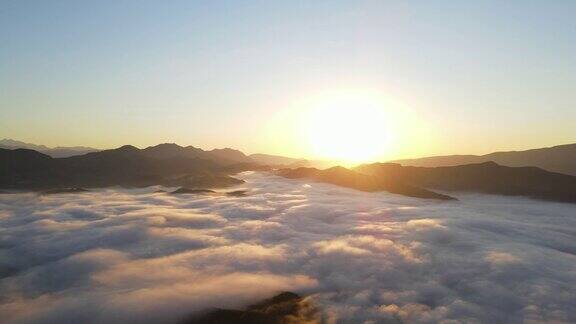 日出时空中飞机飞过云层