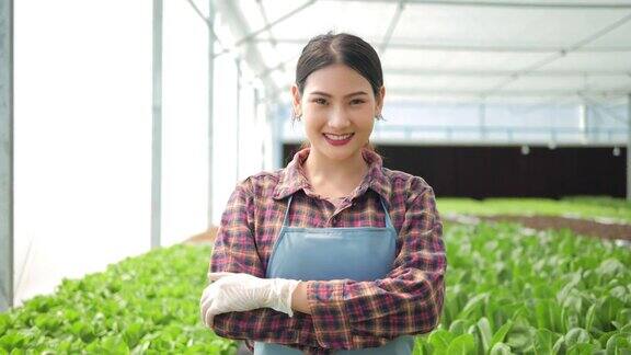 水培蔬菜大棚农场里女农主微笑望着镜头