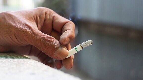 一个男人手里拿着香烟