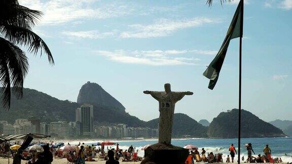 巴西里约热内卢科帕卡巴纳海滩上的基督雕像复制品