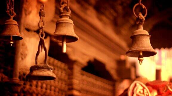 尼泊尔加德满都一座寺庙上的古老钟声